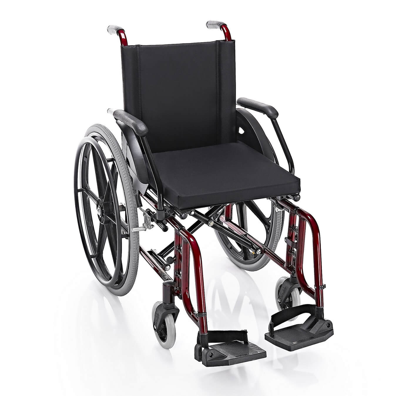 CARACTERÍSTICAS


	Assento de 44cm com almofada
	Apoio de braços escamoteável
	Quick nas rodas traseiras
	Estrutura dobrável em X
	Apoio de pés removível em quick
	Apoio de pés regulável
	Com protetor de roupa
	Faixa no calcanhar


DIMENSÕES


	Profundidade do assento — 44cm
	Altura do assento ao chão — 52cm
	Altura do encosto — 36cm
	Largura da cadeira — 65cm
	Largura da cadeira fechada — 33cm


DETALHES


	Suporta até — 100kg
	Peso da cadeira — 19kg


OPCIONAIS


	Suporte para soro
	Cinto 4 pontos
