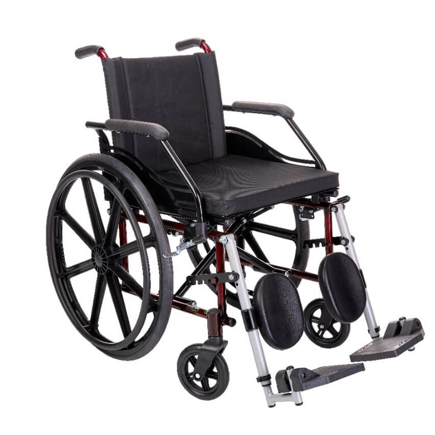 CARACTERÍSTICAS


	Assendo de 44cm com almofada
	Apoio de braços escamoteável
	Apoio de panturrilha
	Apoio de pés regulável
	Estrutura dobrável em X
	Elevação de pernas regulável
	Com protetor de roupa


DIMENSÕES


	Profundidade do assento — 44cm
	Altura do assento ao chão — 48cm
	Altura do encosto — 31cm
	Largura da cadeira — 62cm
	Largura da cadeira fechada — 37cm


DETALHES


	Suporta até — 100kg
	Peso da cadeira — 19kg


OPCIONAIS


	Suporte para soro
	Cinto 4 pontos
