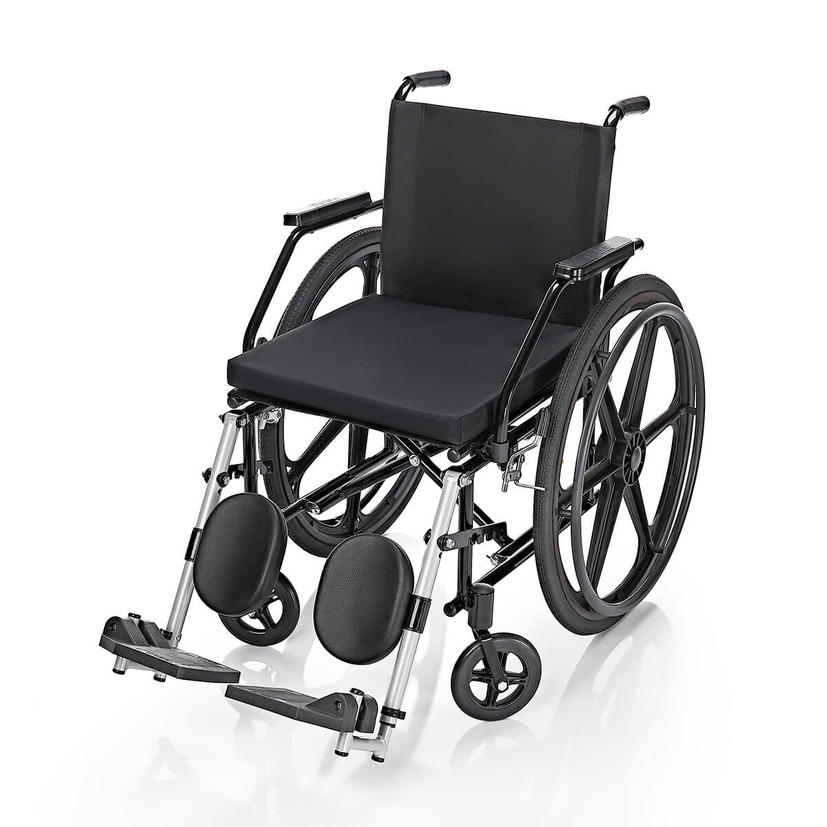 CARACTERÍSTICAS


	Assento de 44cm com almofada
	Apoio de braços escamoteável
	Suporte para panturrilha
	Estrutura dobrável em X
	Apoio de pés regulável
	Elevação de pernas


DIMENSÕES


	Profundidade do assento — 44cm
	Altura do assento ao chão — 47cm
	Altura do encosto — 31cm
	Largura da cadeira — 62cm
	Largura da cadeira fechada — 37cm


DETALHES


	Suporta até — 100kg
	Peso da cadeira — 17kg


OPCIONAIS


	Suporte para soro
	Cinto 4 pontos
