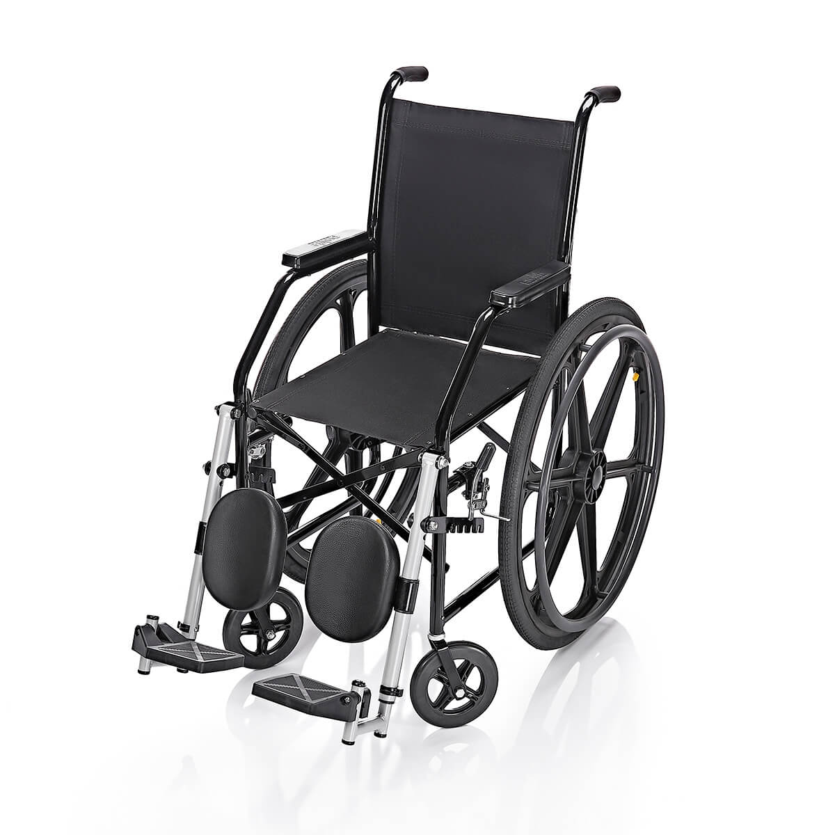 CARACTERÍSTICAS


	Assento de 35cm
	Apoio de braços fixo
	Estrutura dobrável em X
	Elevação de pernas
	Suporte para panturrilhas
	Apoio de pés regulável


DIMENSÕES


	Profundidade do assento — 42cm
	Altura do assento ao chão — 49cm
	Altura do encosto — 45cm
	Largura da cadeira — 58cm
	Largura da cadeira fechada — 37cm


DETALHES


	Suporta até — 60kg
	Peso da cadeira — 15kg


OPCIONAIS


	Suporte para soro
	Cinto 4 pontos
