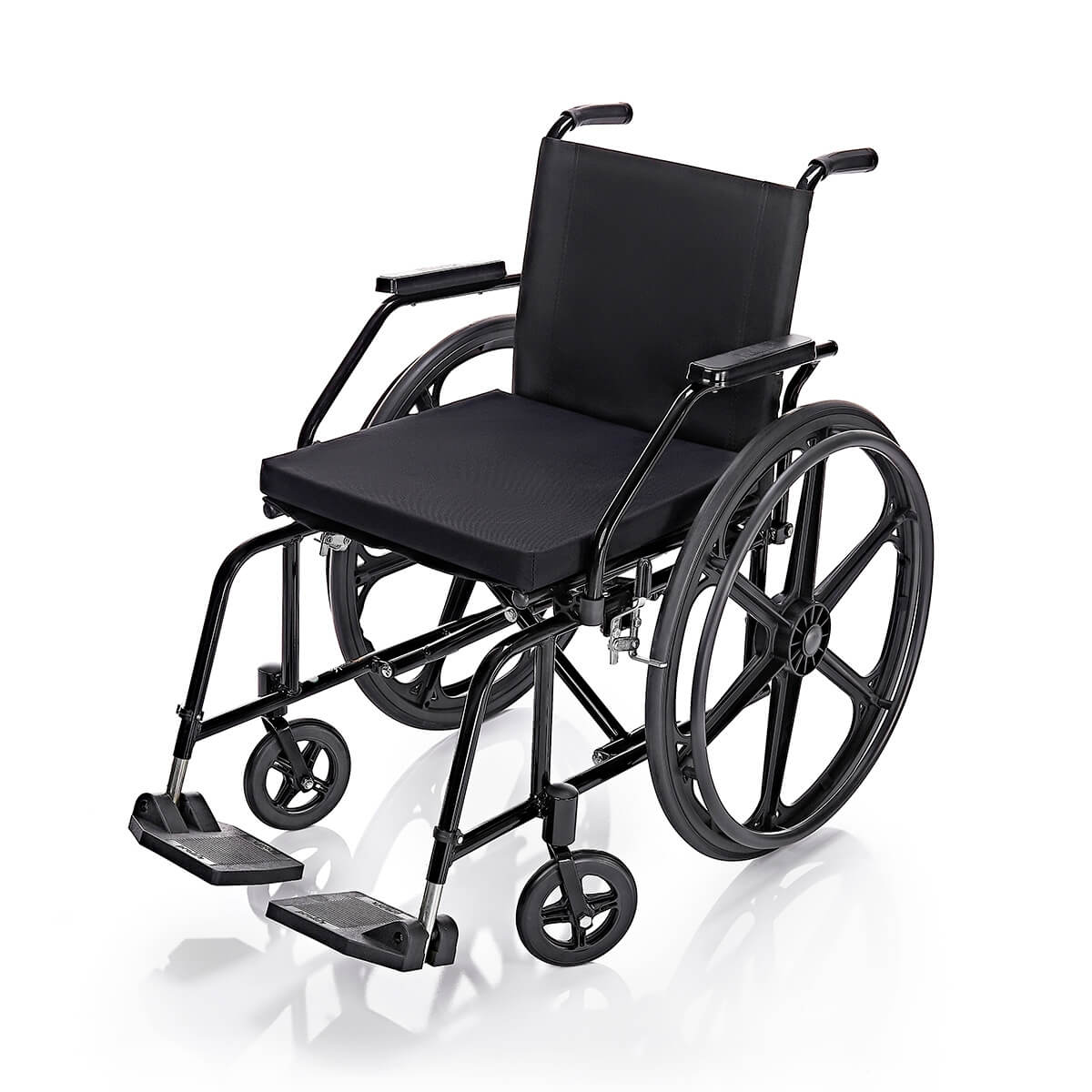 CARACTERÍSTICAS


	Assento de 46cm com almofada
	Apoio de braços escamoteável
	Estrutura dobrável em X
	Apoio de pés regulável e removível


DIMENSÕES


	Profundidade do assento — 44cm
	Altura do assento ao chão — 46cm
	Altura do encosto — 36cm
	Largura da cadeira — 64cm
	Largura da cadeira fechada — 35cm


DETALHES


	Suporta até — 100kg
	Peso da cadeira — 16kg


OPCIONAIS


	Suporte para soro
	Cinto 4 pontos
