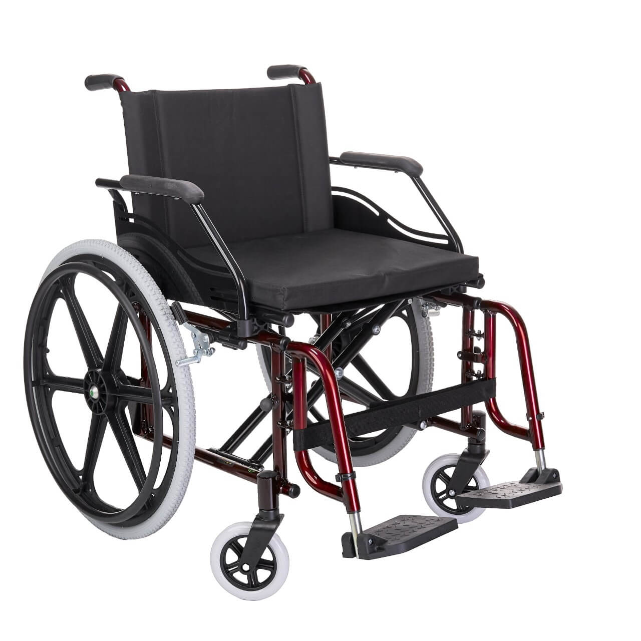 CARACTERÍSTICAS


	Assento de 52cm com almofada
	Apoio de braços escamoteável
	Quick nas rodas traseiras
	Estrutura dobrável em X duplo
	Apoio de pés removível em quick
	Apoio de pés regulável
	Com protetor de roupa
	Faixa de apoio na panturrilha


DIMENSÕES


	Profundidade do assento — 44cm
	Altura do assento ao chão — 57cm
	Altura do encosto — 32cm
	Largura da cadeira — 73cm
	Largura da cadeira fechada — 33cm


DETALHES


	Suporta até — 130kg
	Peso da cadeira — 21kg


OPCIONAIS


	Suporte para soro
	Cinto 4 pontos
