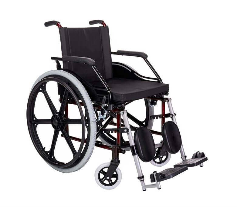 CARACTERÍSTICAS


	Assendo de 44cm com almofada
	Apoio de braços escamoteável
	Apoio de panturrilha
	Apoio de pés regulável
	Estrutura dobrável em X
	Elevação de pernas regulável
	Com protetor de roupa


DIMENSÕES


	Profundidade do assento — 44cm
	Altura do assento ao chão — 48cm
	Altura do encosto — 31cm
	Largura da cadeira — 62cm
	Largura da cadeira fechada — 37cm


DETALHES


	Suporta até — 100kg
	Peso da cadeira — 19kg


OPCIONAIS


	Suporte para soro
	Cinto 4 pontos
