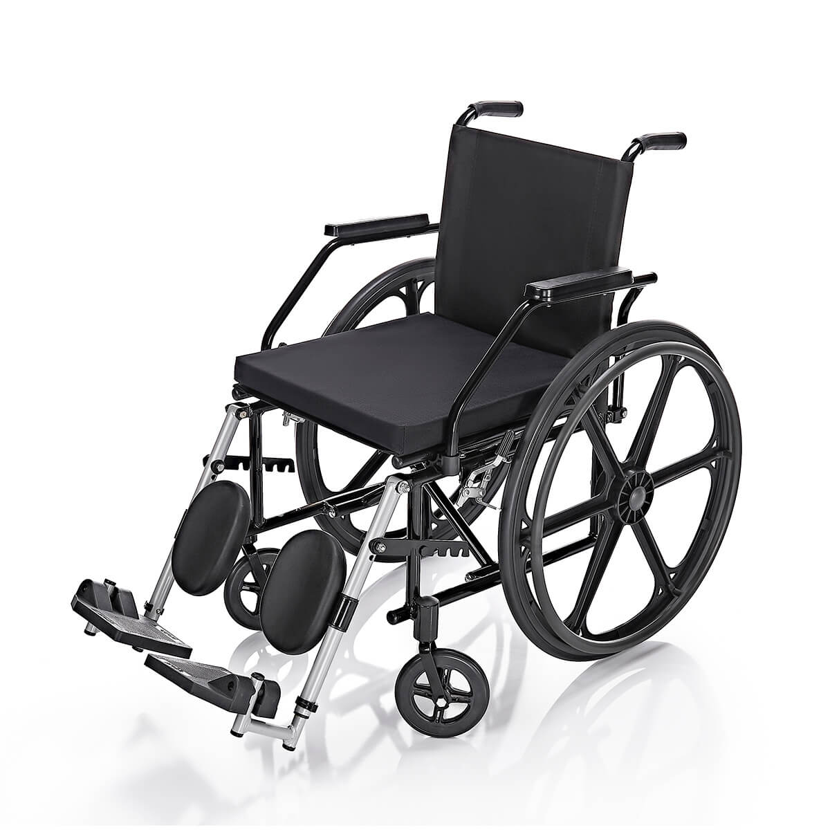 CARACTERÍSTICAS


	Assento de 44cm com almofada
	Apoio de braços escamoteável
	Suporte para panturrilha
	Estrutura dobrável em X
	Apoio de pés regulável
	Elevação de pernas


DIMENSÕES


	Profundidade do assento — 44cm
	Altura do assento ao chão — 47cm
	Altura do encosto — 31cm
	Largura da cadeira — 62cm
	Largura da cadeira fechada — 37cm


DETALHES


	Suporta até — 100kg
	Peso da cadeira — 17kg


OPCIONAIS


	Suporte para soro
	Cinto 4 pontos
